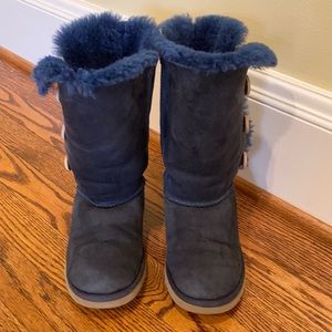 UGG big girls size 3 blue boots with 3 wooden button detailing. Gently used